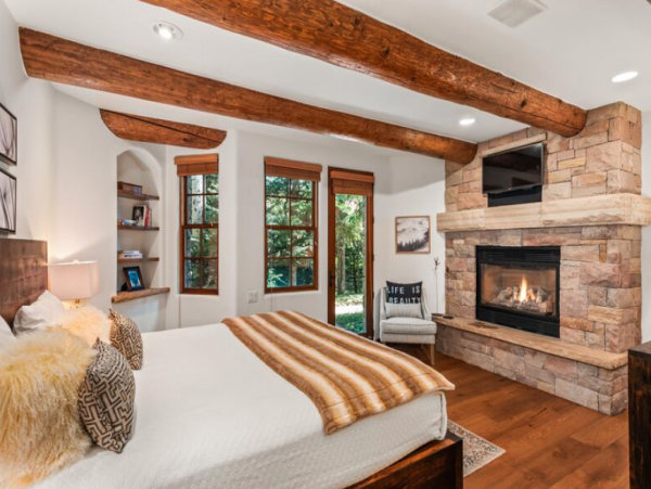 Luxurious Ski-in/ Ski-out Vacation Home - Family-Friendly Retreat